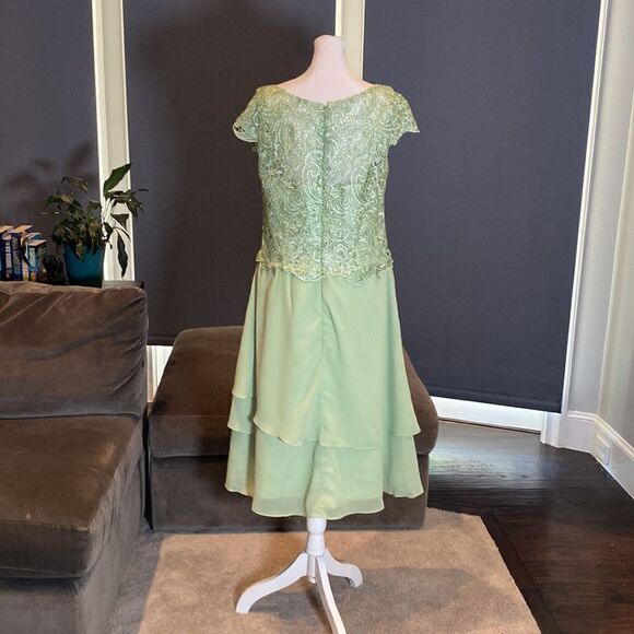 Women’s Green Chiffon & Lace Mid Length Dress with a Zip Up Back Size L NWOT - Picture 4 of 11